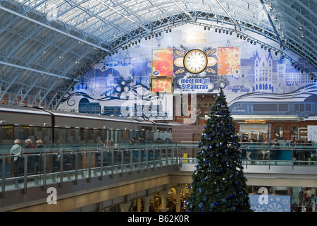 St Pancras international Weihnachtsbaum Dekorationen Eurostar Bahnhof London England uk gb Stockfoto