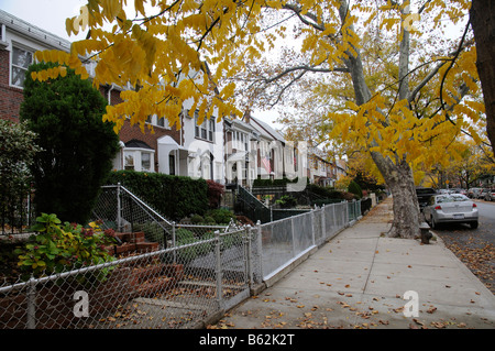 S-Bahn Häuser auf einer grünen Straße in Astoria Queens New York Amerika USA Stockfoto