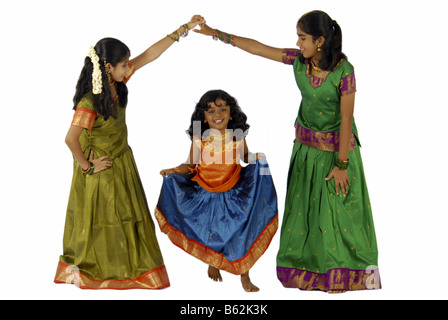 CHILD MODELS AUS KERALA IN TRADITIONELLER KLEIDUNG WÄHREND ONAM Stockfoto