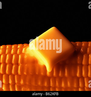 Ein Stück Butter Schmelzen auf eine Mais in Nahaufnahme Stockfoto