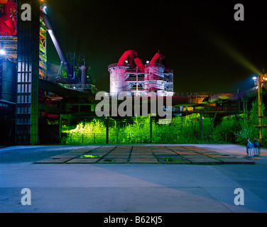 stillgelegte Stahlwerk nachts Piazza Metallica in dem Landschaftspark Duisburg-Nord Meiderich Stahlwerk Bei Nacht Stockfoto