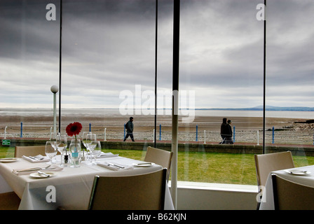 Der Blick über die Bucht vom Restaurant im Midland Hotel in Morecambe Stockfoto