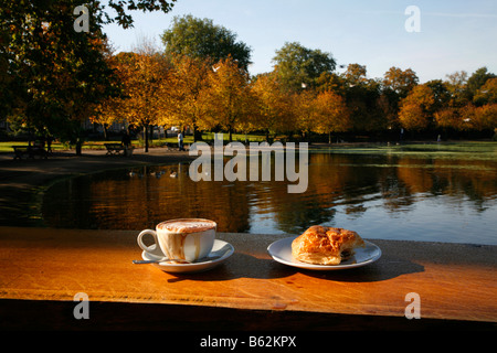 Heraus aus dem Pavillon-Cafe am See im Victoria Park, Hackney, London anzeigen Stockfoto