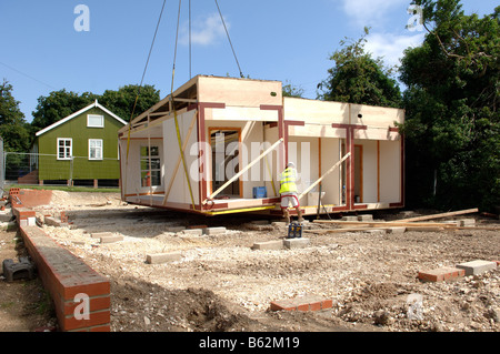 modulare Gebäudeteil per Kran platzieren zu senken Stockfoto