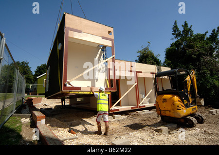 modulare Gebäudeteil per Kran platzieren zu senken Stockfoto