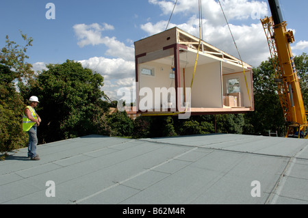 modulare Gebäudeteil per Kran platzieren zu senken Stockfoto