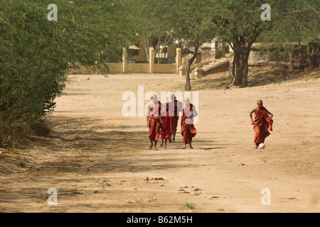 Junge Mönche auf einer Straße, Bagan, Myanmar Stockfoto