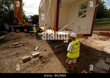 modulare Gebäudeteil per Kran platzieren zu senken Stockfoto