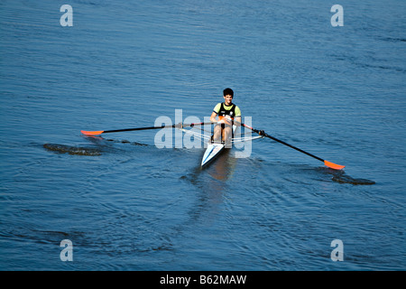junger Mann Rudern Stockfoto