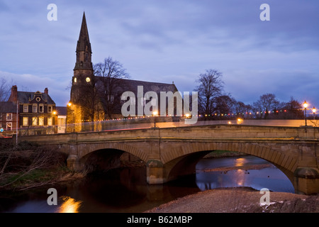 Telford-Brücke über den Fluß Wansbeck führt zu Bridge Street in der Northumbrian Stadt Morpeth, Northumberland, England Stockfoto