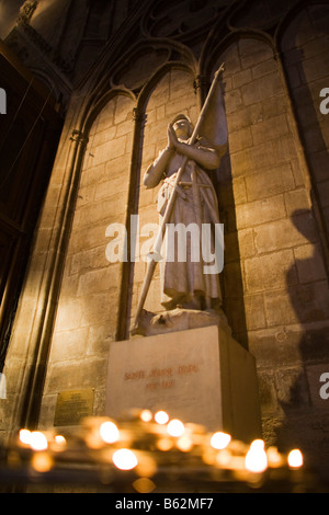 Steht eine Statue des Heiligen Jeanne d ' Arc in Paris Kathedrale Notre-Dame Stockfoto