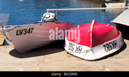 Zwei Boote aus dem Wasser. Stockfoto