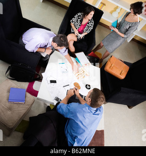 Erhöhte Ansicht von Führungskräften der Wirtschaft diskutieren Stockfoto
