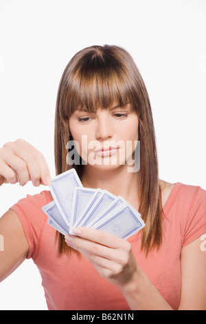 Nahaufnahme von einer jungen Frau-Spielkarten Stockfoto