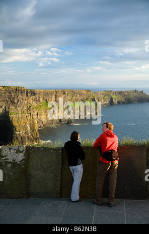 Touristen bewundern die Cliffs of Moher, County Clare, Irland. Stockfoto