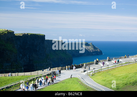 Besucher auf den Klippen von Moher Co Clare Irland Stockfoto