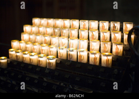 Gebet-Kerzen brennen in Paris Kathedrale Notre-Dame Stockfoto