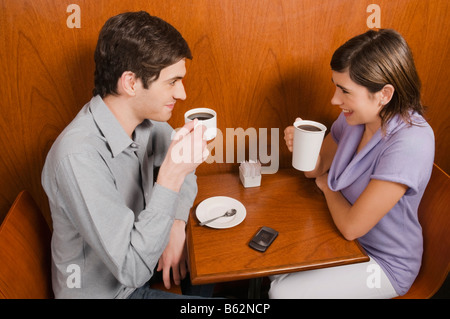 Erhöhte Ansicht eines jungen Paares mit Kaffee in einem café Stockfoto