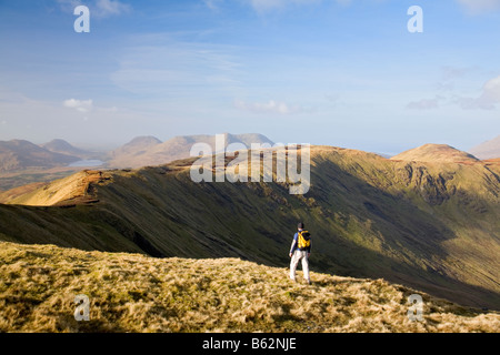 Wanderer mit Blick über die Berge von Connemara Leenaun Hill, Connemara, County Galway, Irland. Stockfoto