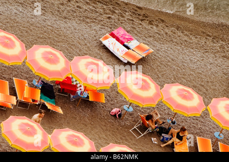 Erhöhte Ansicht von Touristen am Strand Spiaggia Grande, Positano, Salerno, Amalfiküste, Kampanien, Italien Stockfoto