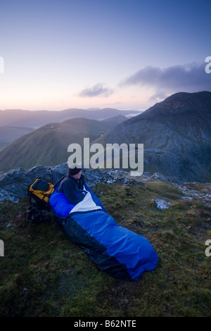 Hiker Biwak am Gipfel des Knocknahillion Berg, Maumturk Mountains, Connemara, County Galway, Irland. Stockfoto