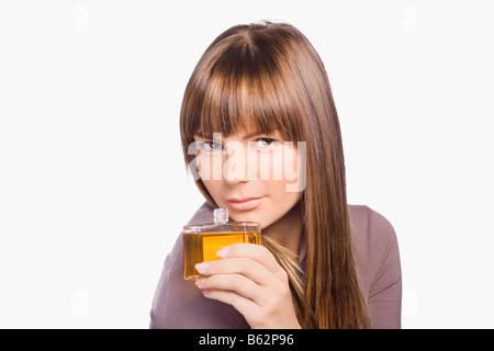 Porträt einer jungen Frau Parfüm riechen Stockfoto