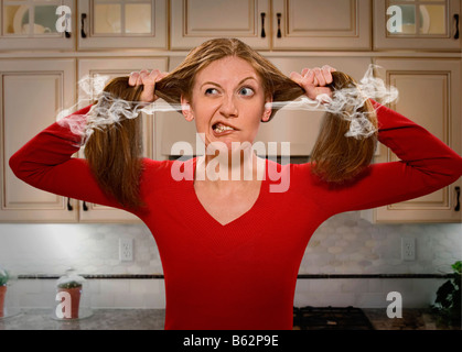 Junge Frau, die ihre Haare herausreißen Stockfoto