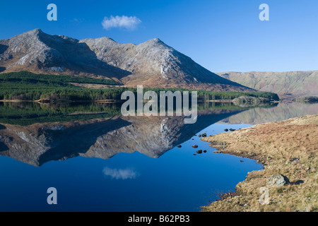 Reflexion der Twelve Bens Berge in Lough Inagh, Connemara, County Galway, Irland. Stockfoto