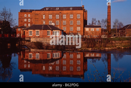 Boar's Head Cotton Mill (1782) durch den Fluss Derwent, Darley Abbey, Derby, Derbyshire, England, Großbritannien Stockfoto