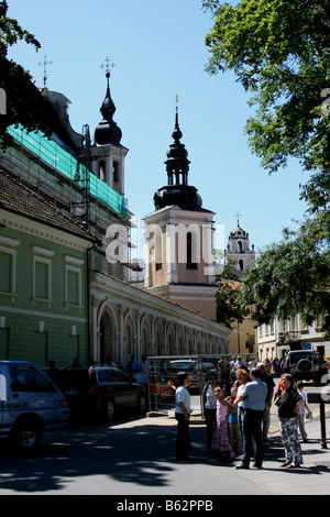 Gruppe von Touristen in der Nähe der Kirche St. Michael, Vilnius, Litauen Stockfoto