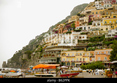 Niedrigen Winkel Ansicht einer Stadt auf einem Hügel, Spiaggia Grande, Positano, Amalfi-Küste, Salerno, Kampanien, Italien Stockfoto