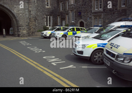 Eine Reihe von Polizeiautos Parken in Tavistock in Devon Stockfoto