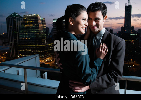 Nahaufnahme von einer Geschäftsfrau und ein Geschäftsmann romancing Stockfoto