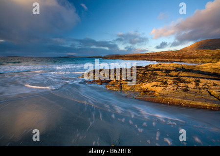 Abend am Strand Glassillaun, Connemara, County Galway, Irland. Stockfoto