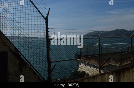 Alcatraz, San Francisco Bay, Insel, maximale Sicherheit Gefängnis, Blick auf dem Festland, mit Stacheldraht und Maschendraht Zaun. Stockfoto