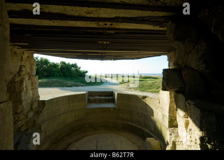 Blick von innen eine alte deutsche Pistole Implacement bei Pointe du Hoc Normandie Frankreich Stockfoto