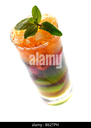 Frisch zubereitet Raspberry Mojito Cocktail trinken Isolierte wieder einen weißen Hintergrund mit keine Menschen und einen Freistellungspfad Stockfoto