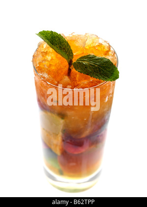Frisch zubereitet Raspberry Mojito Cocktail trinken Isolierte wieder einen weißen Hintergrund mit keine Menschen und einen Freistellungspfad Stockfoto