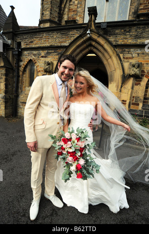 Frisch vermählte Paar außerhalb Kirche West Yorkshire Modell veröffentlicht Stockfoto