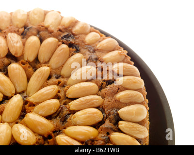 Authentische traditionelle, rustikale Backwaren Dundee Fruit Cake Isoliert gegen einen weißen Hintergrund mit keine Menschen und einen Freistellungspfad Stockfoto