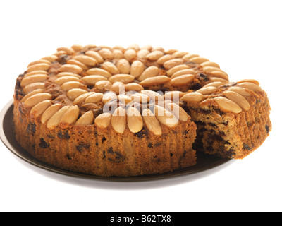 Authentische traditionelle, rustikale Backwaren Dundee Fruit Cake Isoliert gegen einen weißen Hintergrund mit keine Menschen und einen Freistellungspfad Stockfoto