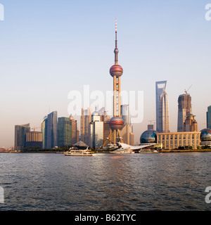 Oriental Pearl Tower Stadtteil Pudong und Huangpu River in Shanghai Stockfoto