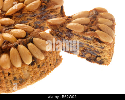 Authentische traditionelle, rustikale Backwaren Dundee Fruit Cake Isoliert gegen einen weißen Hintergrund mit keine Menschen und einen Freistellungspfad Stockfoto