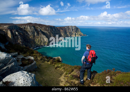 Walker auf den Klippen von Horn Head, County Donegal, Irland. Stockfoto