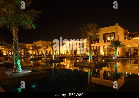 Innenhof mit Pool, Ritz Carlton Sharq Hotel und Resort, Doha, Katar Stockfoto