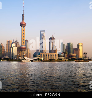 Oriental Pearl Tower Stadtteil Pudong und Huangpu River in Shanghai Stockfoto