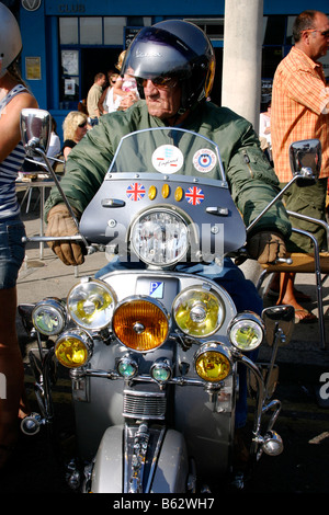 MOD SCOOTER RALLY BRIGHTON ANGEPASST LAMBRETTA VESPA 1960ER JAHRE IKONE CHROM SPIEGEL LEUCHTEN Stockfoto