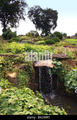 EIN MALERISCHER KLEINER GARTEN WASSERFALL WASSERSPIEL. Stockfoto