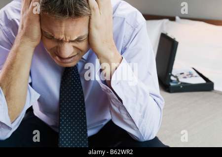 Nahaufnahme eines Kaufmanns unter Kopfschmerzen leiden Stockfoto