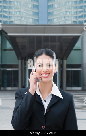 Porträt einer Geschäftsfrau telefonieren mit einem Handy und lächelnd Stockfoto